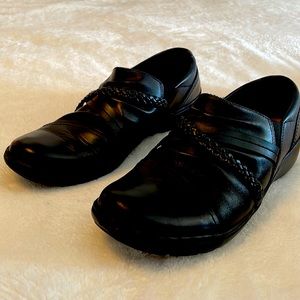 Like new Woman’s Clark’s Ultimate Comfort Shoes. Size US 9 1/2. Black